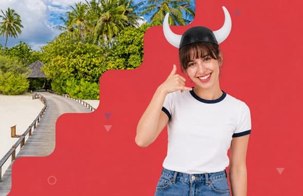 Kobieta w hełmie z rogami pokazuje gest dzwonienia