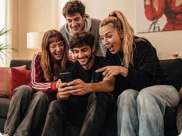 grupa znajomych patrząca w telefon