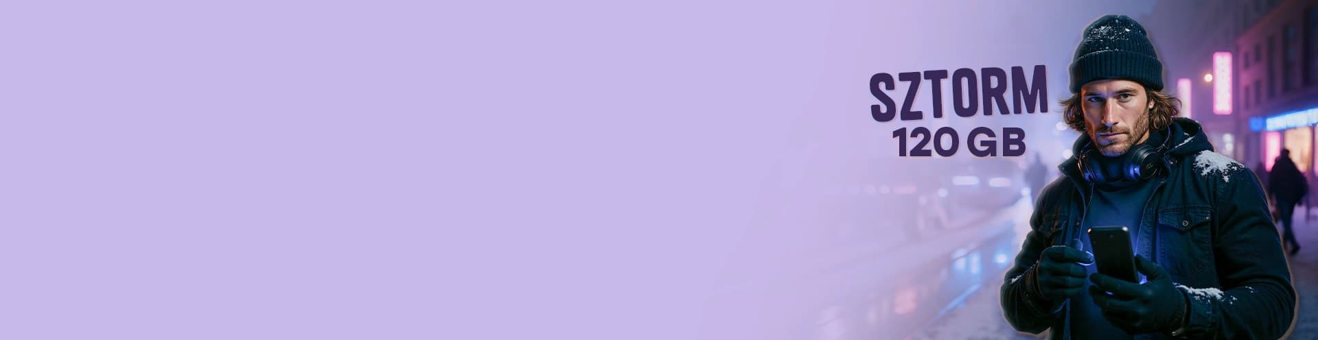 Mężczyzna w zimowym ubraniu w czapce i rękawiczkach trzyma telefon, z którego emanuje niebieskie światło. Mężczyzna ma słuchawki przewieszone przez szyję. Stoi na ulicy, w tle widać neony miasta i pieszych.