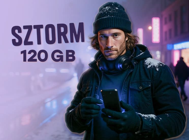 Mężczyzna w zimowym ubraniu w czapce i rękawiczkach trzyma telefon, z którego emanuje niebieskie światło. Mężczyzna ma słuchawki przewieszone przez szyję. Stoi na ulicy, w tle widać neony miasta i pieszych.