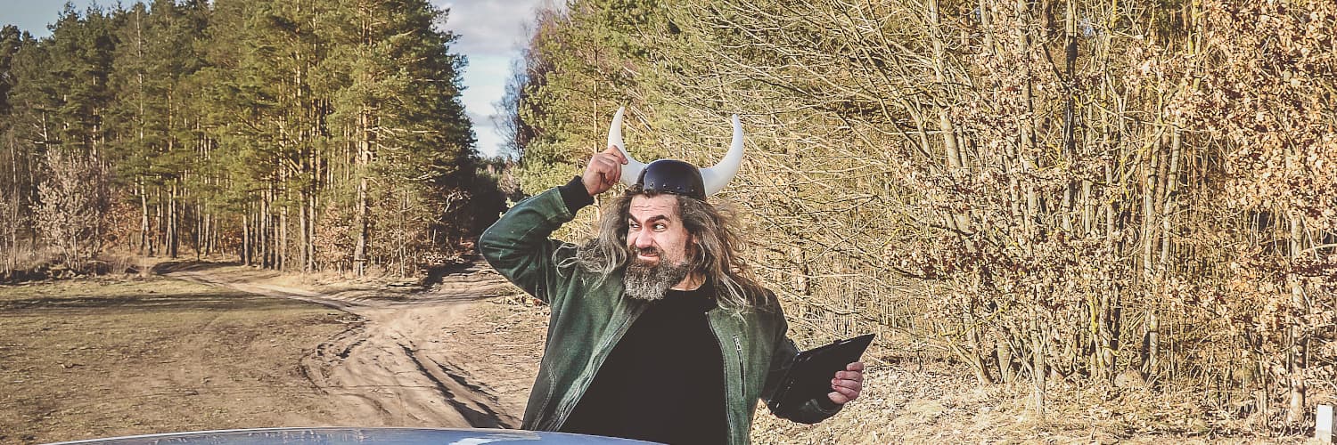 Viking stoi z telefonem w ręku i szuka zasięgu