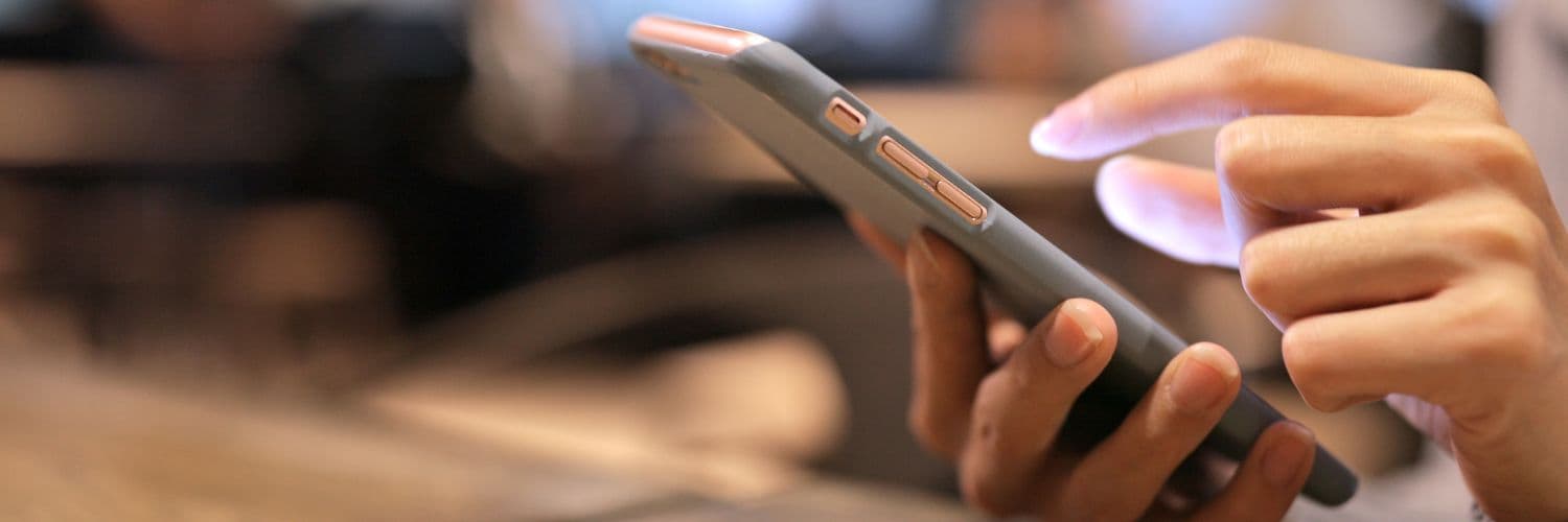 telefon w kobiecych dłoniach