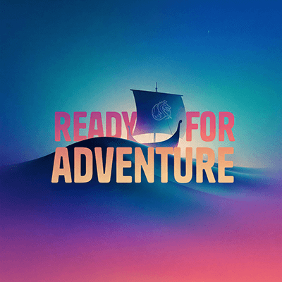 Minimalistyczna grafika z wikińską łodzią oraz napisem „Ready for Adventure” na tle gradientowego nieba.