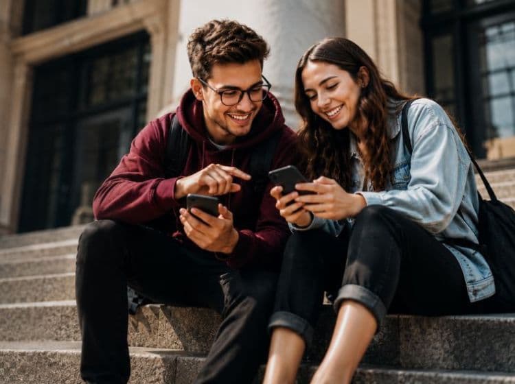 dwie osoby dzielą się informacjami na telefonie