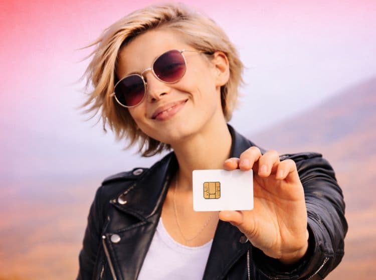 kobieta pokazuje kartę SIM