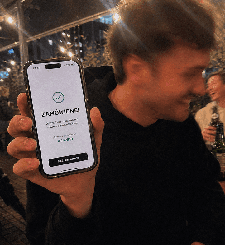 Mężczyzna zamawia nowy numer w Mobile Vikings