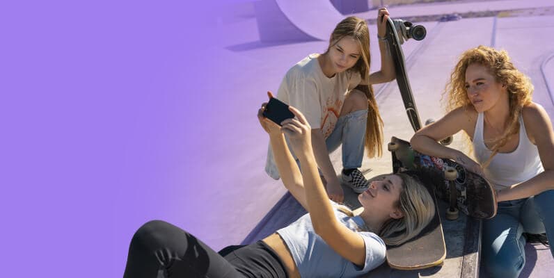 kobiety w skateparku, patrzące w telefon