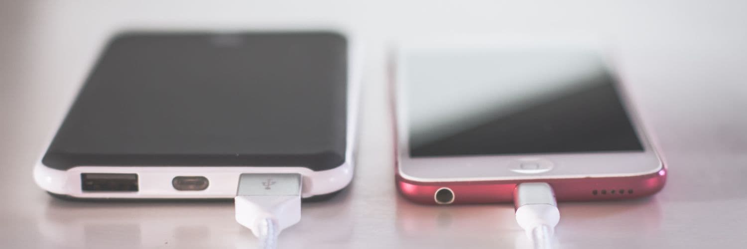 Dwa telefony obok siebie