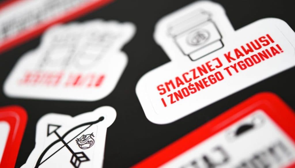 Naklejki w kolorze czerni, bieli i czerwieni z dobrym przekazem od załogi umieszczone na blogu Mobile Vikings.