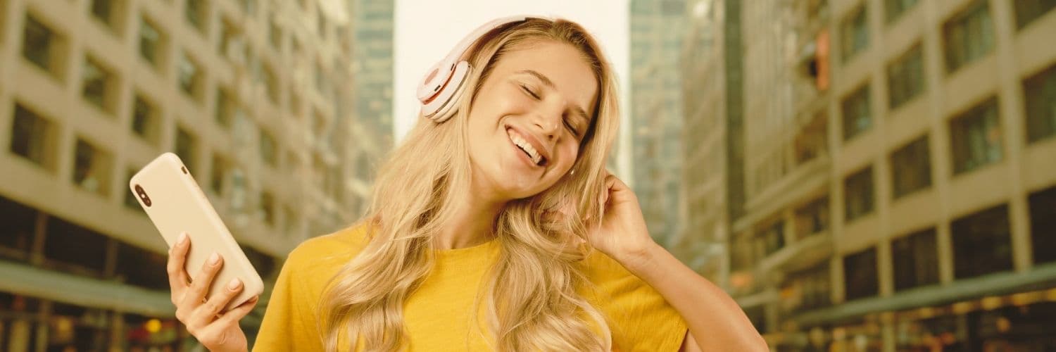 dziewczyna w mieście słucha muzyki bo wie jak pobrać muzykę na telefon