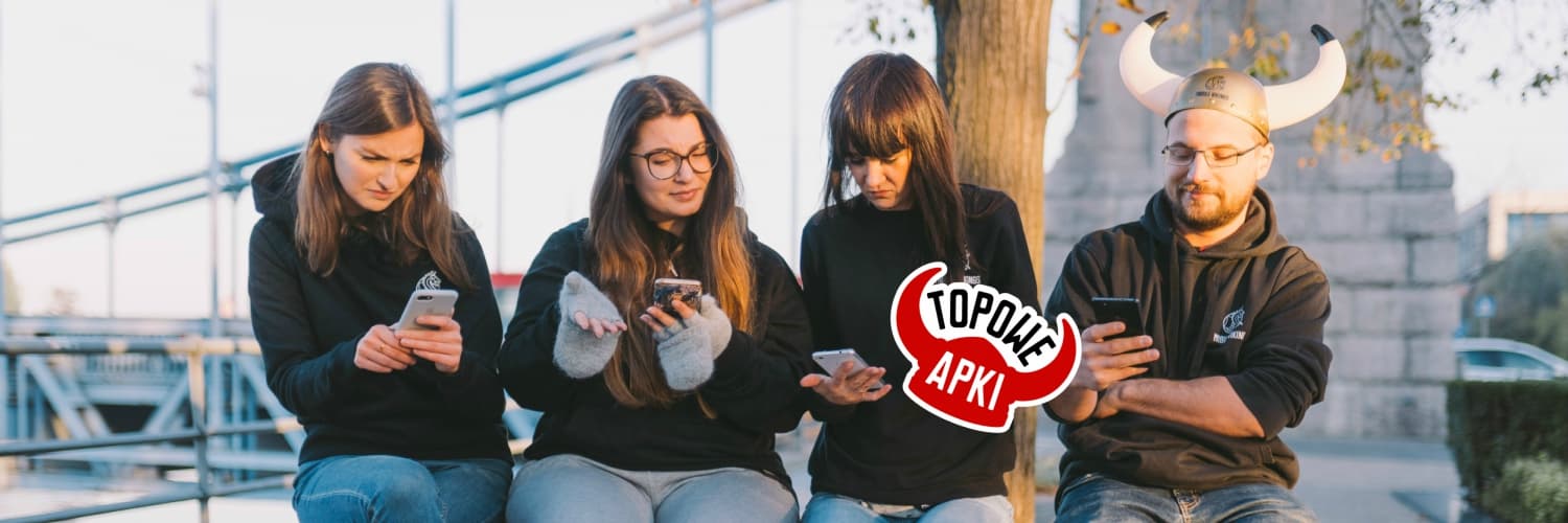 dwie kobiety patrzą w telefonie na aplikacje do nauki angielskiego