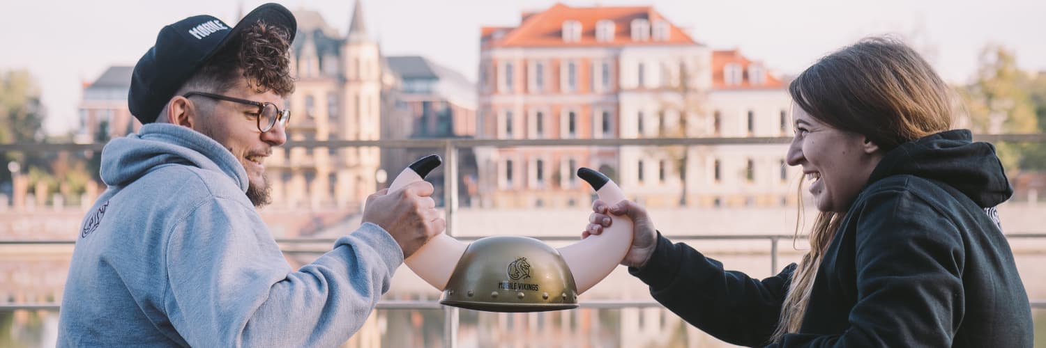 Dwójka Vikingów trzyma razem hełm